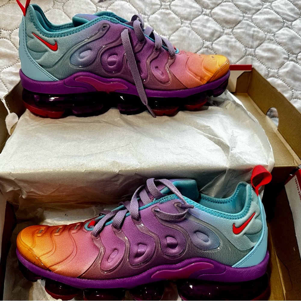 Nike Air Women’s Vapormax Plus Sneakers - Fuschia Dream, Bright Crimson Gradient